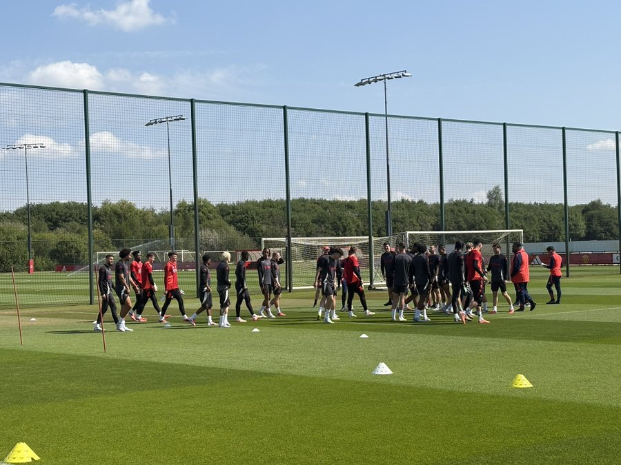 曼晚记者：齐尔克泽、达洛特、约罗参加赛前训练，德里赫特仍缺席