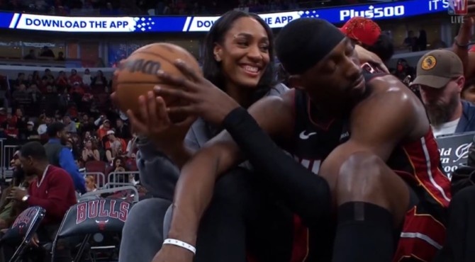 注册送彩金-比赛还不开！阿德巴约场边与女友阿贾甜蜜互动 后者笑开颜